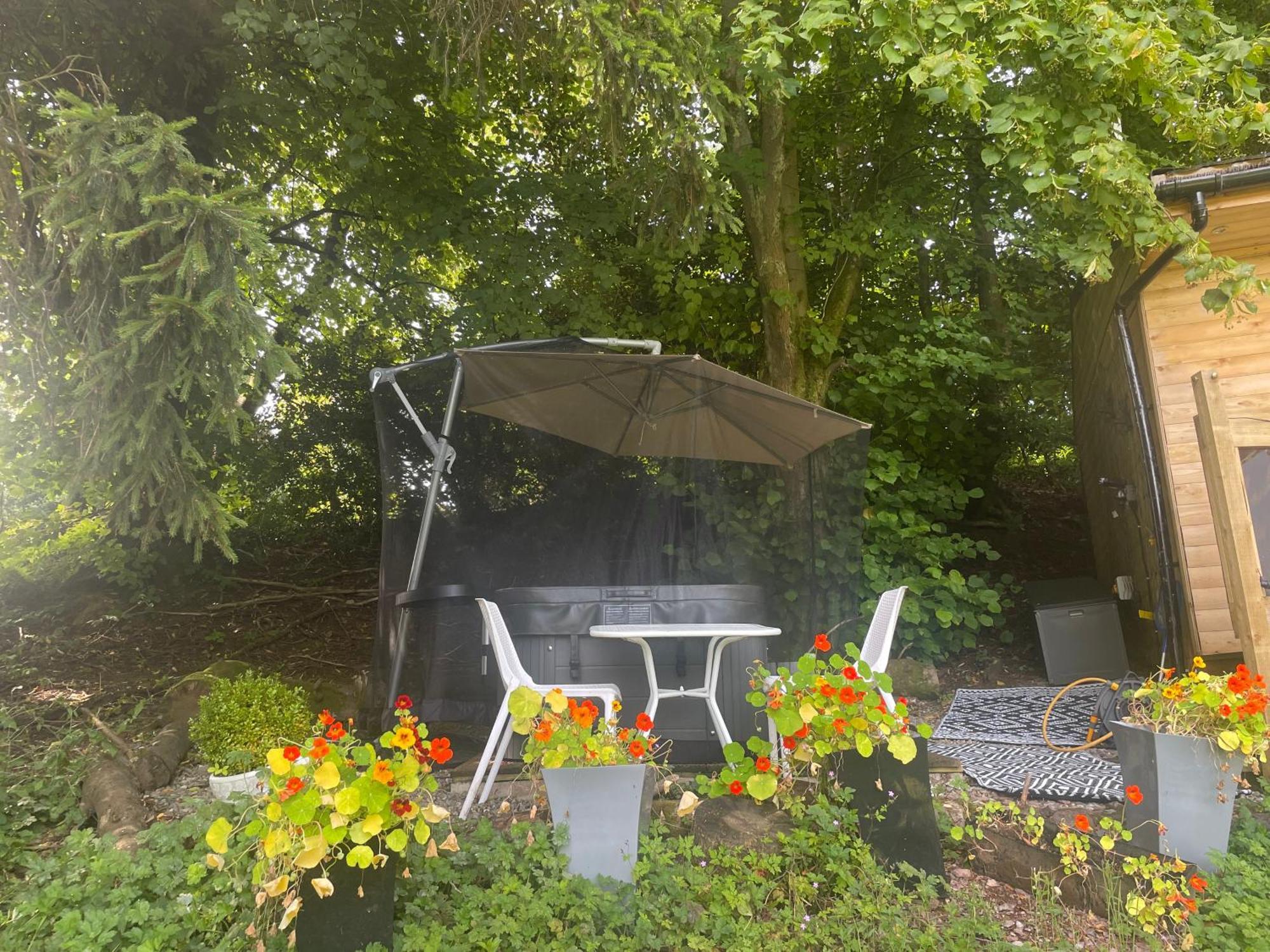 Unique Orchard Lodge For Couples With Hot Tub Стратхейвън Екстериор снимка